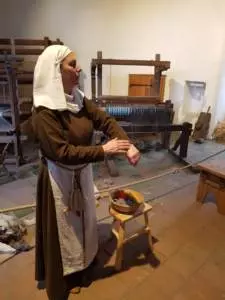 Mittelalterliche Kleidung - Leinentuchweberei wird erklärt